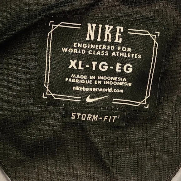 Vintage Nike Men's Black Puffer Jacket - Picture 4 of 6